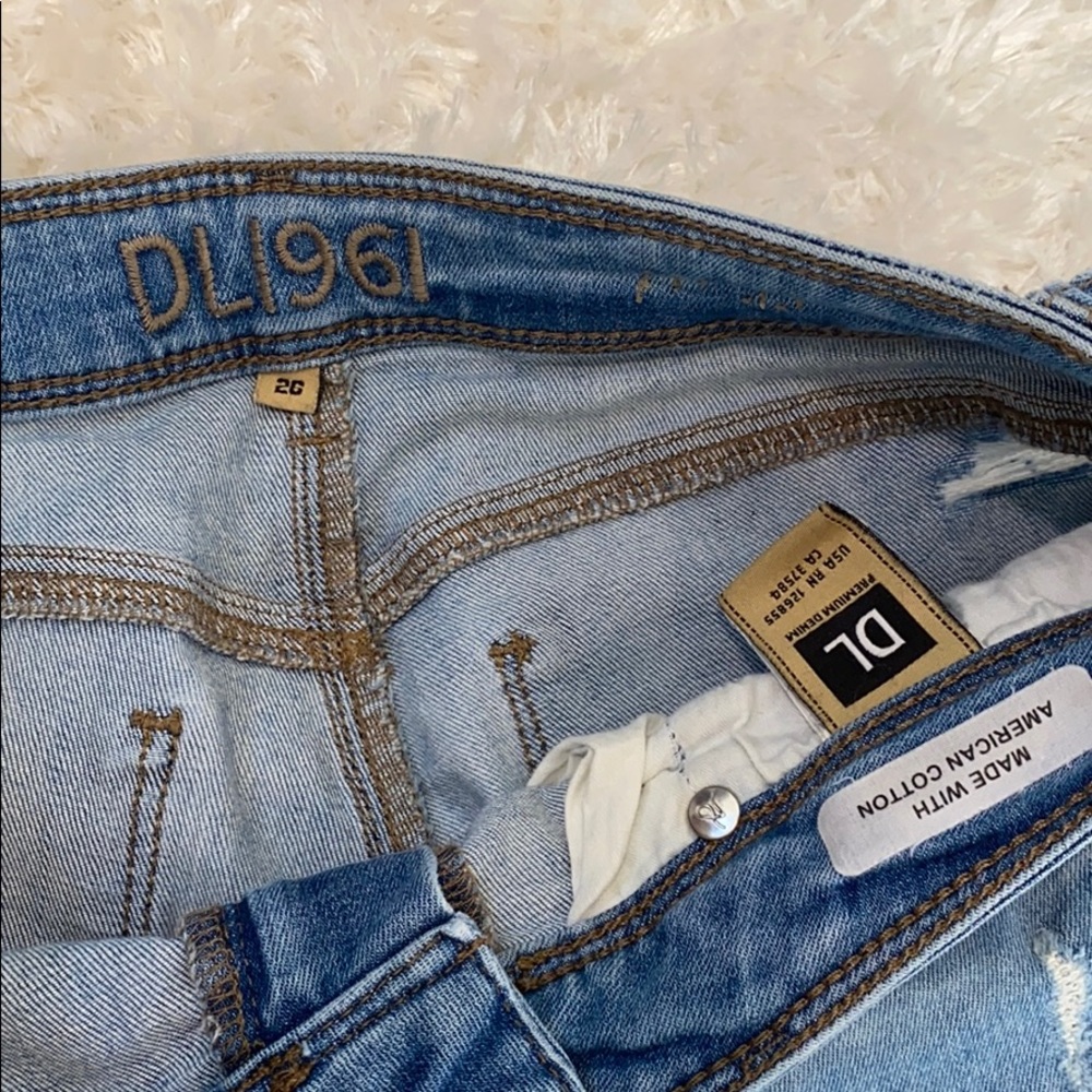 DL1961 light wash distressed jeans - Picture 4 of 8